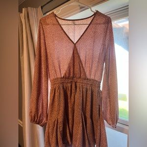 Cheetah print, white and pinkish color, very fitting and cute!